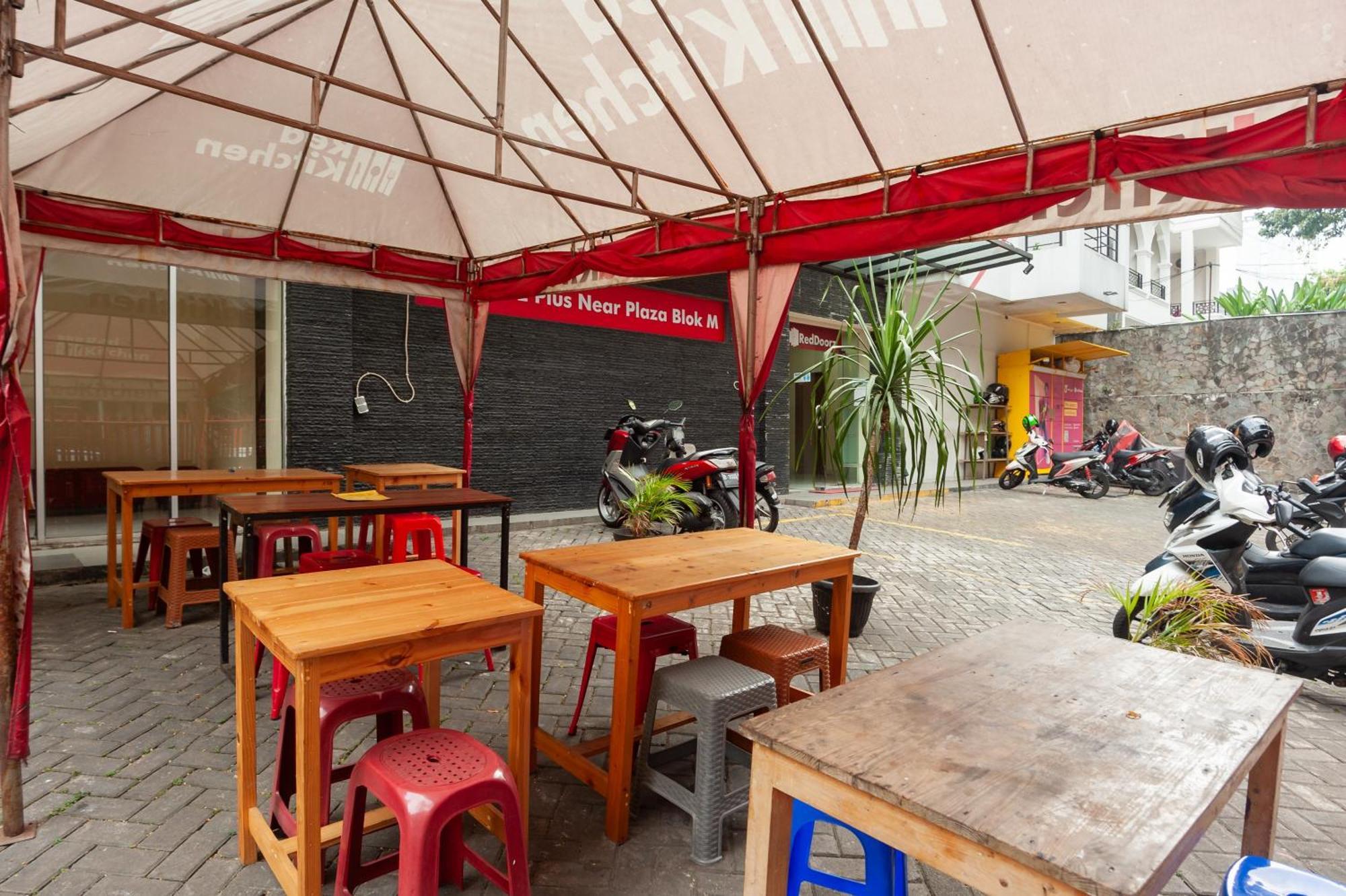 红多兹Plus酒店-近布洛克M广场 雅加达 外观 照片